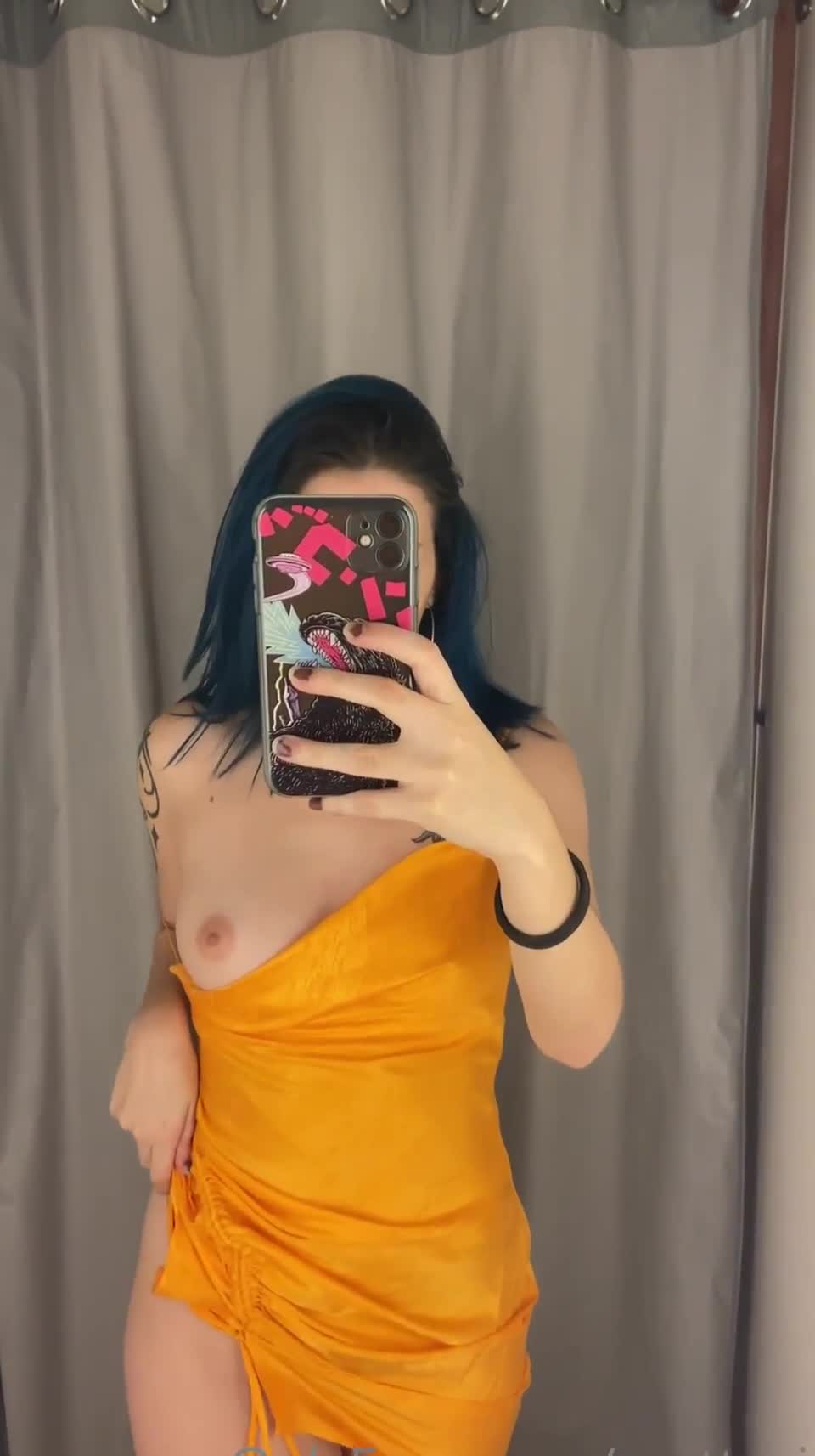 [f] Do you want to fuck me in this public fitting room? : video clip