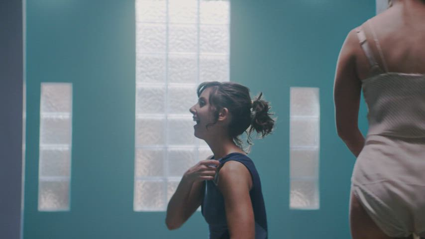 Alison Brie in 'GLOW' s01e01 : video clip
