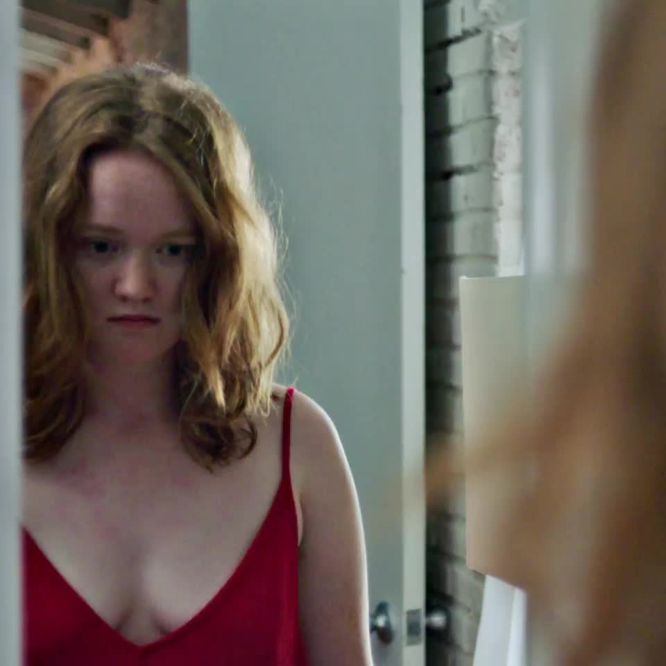 Birthday Babe: Liv Hewson in Under My Skin (2020) : video clip