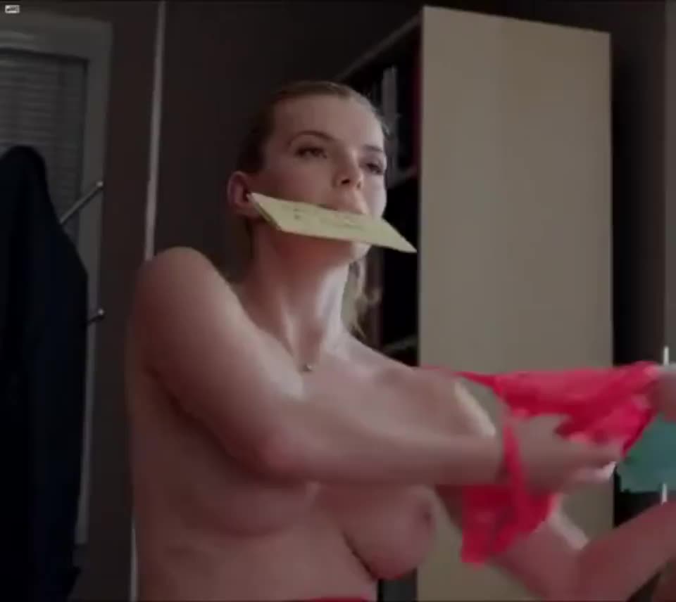 Betty Gilpin must have a "show tits on-screen" contract clause : video clip