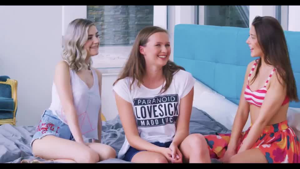The day she discovered her friend is a lesbian : video clip