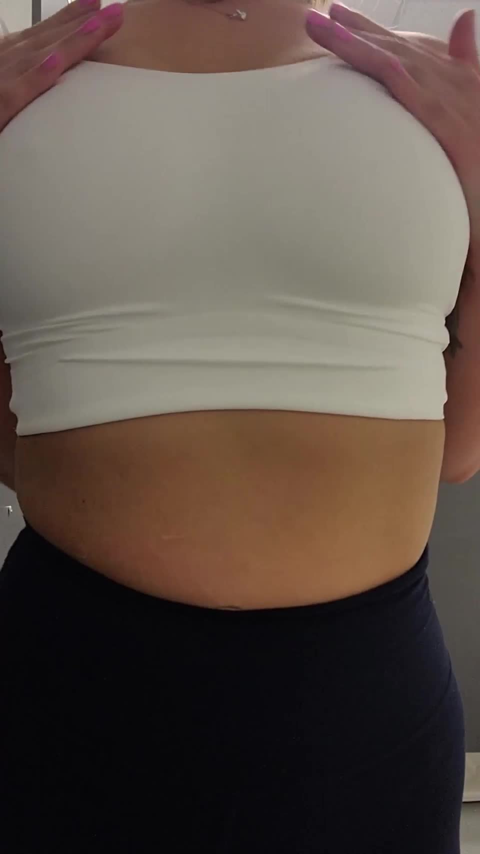 this gym babe likes to show off : video clip