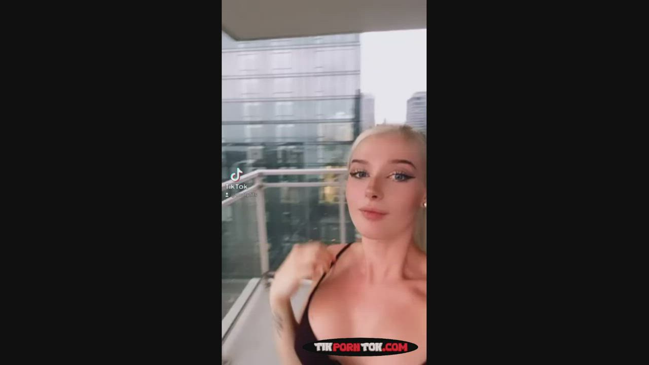 showing my tits to my neighbors😈😈 : video clip
