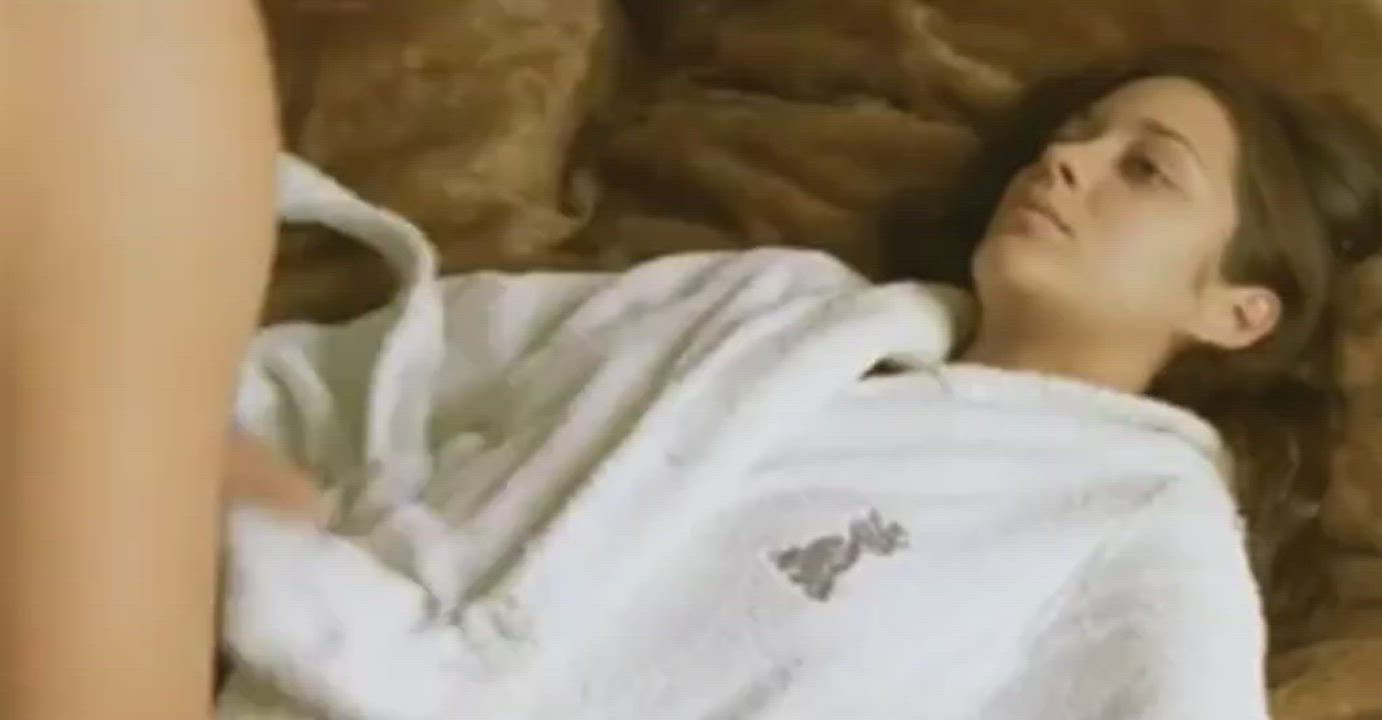 Unwrapping Marion Cotillard : video clip