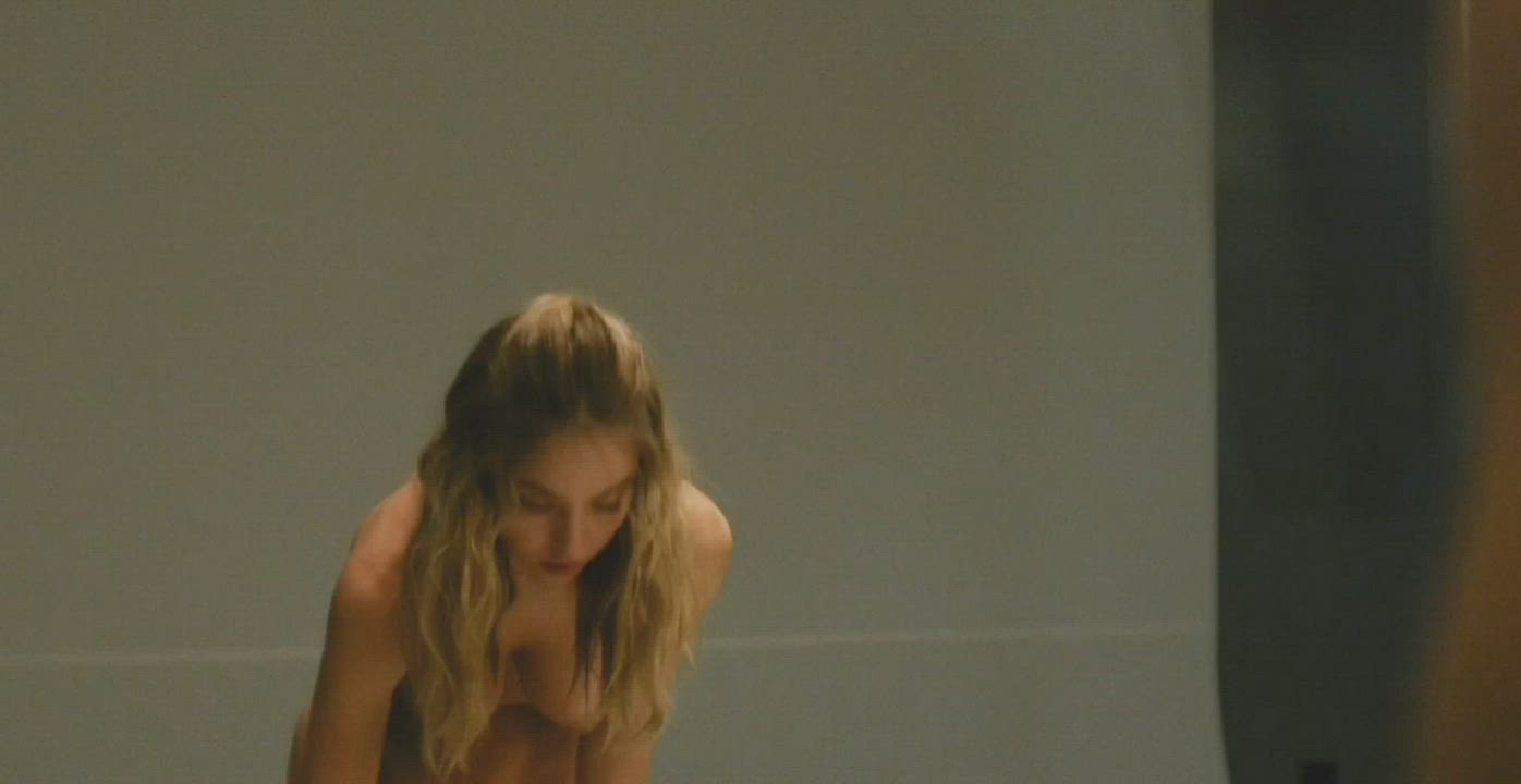 Sydney Sweeney probably drained a lot of cocks today : video clip