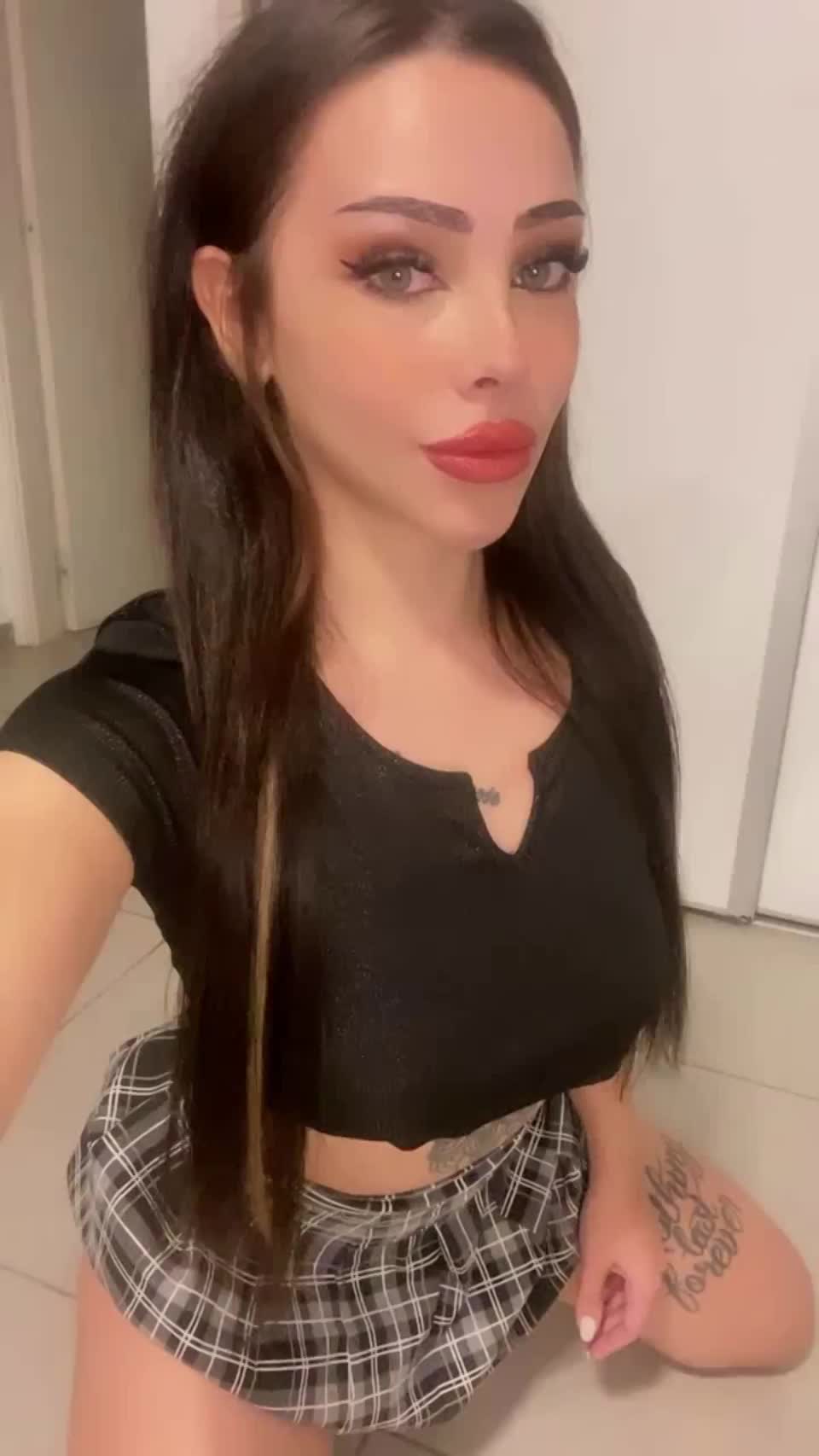 I'll do whatever you want if you roll me a joint😩 : video clip