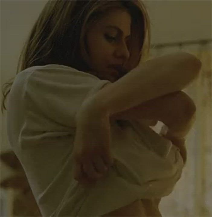 Alexandra Daddario and her perfect boobs : video clip