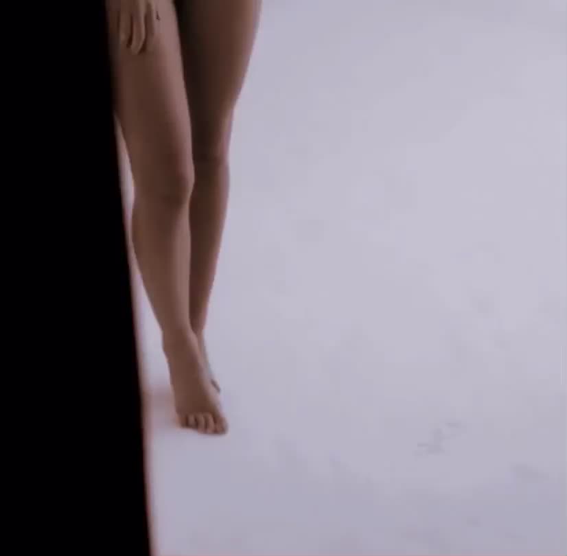 Emily Ratajkowski's body is perfect 😍 : video clip
