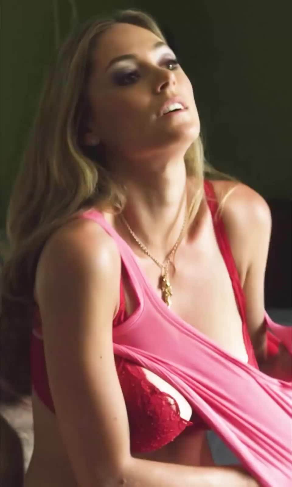 Elizabeth Masucci - Virgin Alexander : video clip