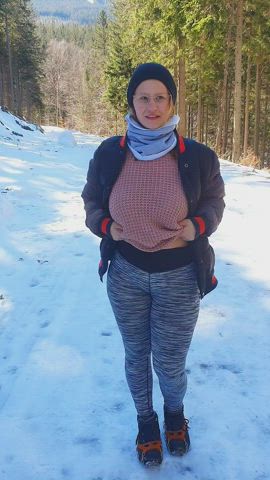 As you can see for yourself, this snow and my skin do not differ that much in shade. heh : video clip