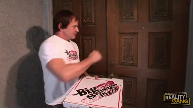 Gigi Rivera Orders A Pizza : video clip
