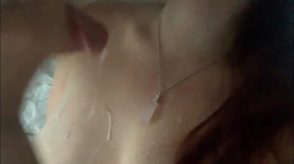 Finishing him off on my tits : video clip