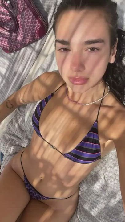 Dua Lipa showing off her body on Instagram : video clip