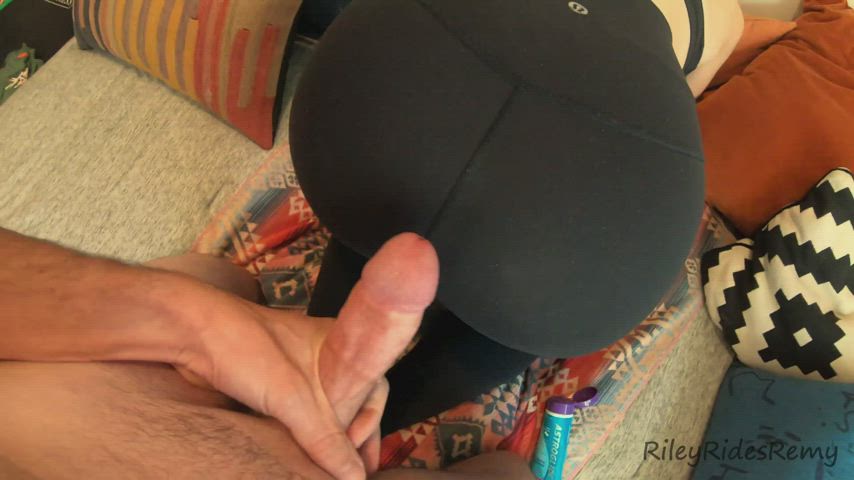 Perfect little bubble butt in Lululemon yoga pant gets sprayed with cum!! : video clip