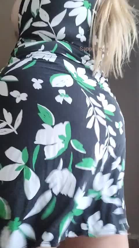 I wonder if my dress is too short : video clip