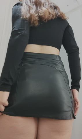 small waist with a big bang under a lil leather skirt : video clip