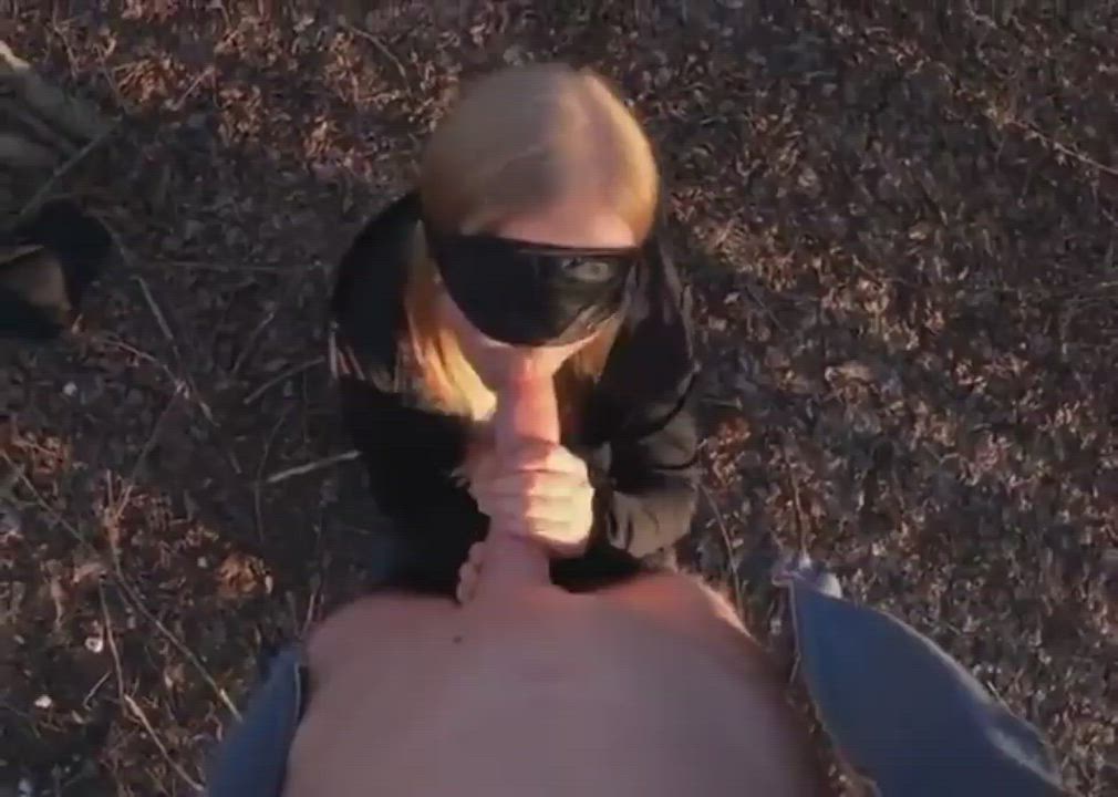 Sucking huge dick in the woods : video clip