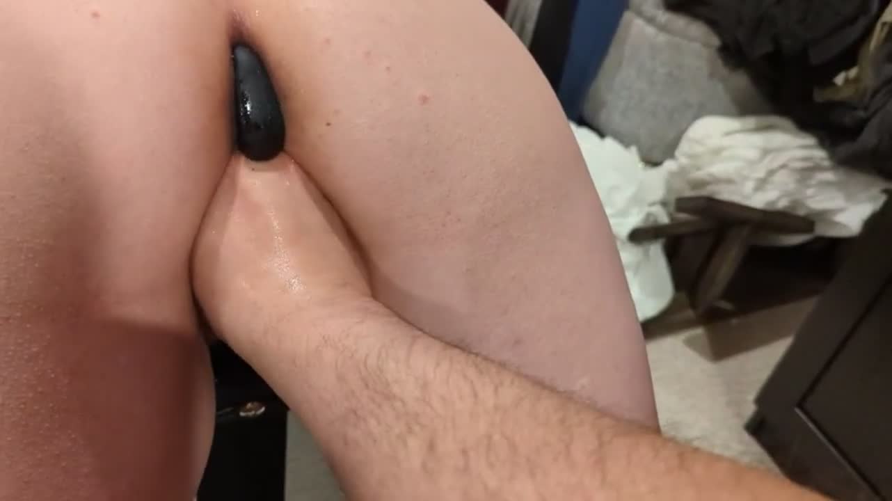 Getting fisted for the first time : video clip