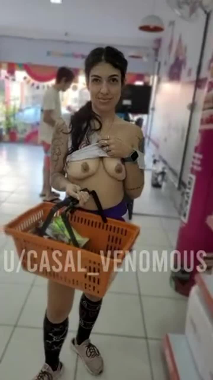 [GIF] Buying icecream, flashing boobs to you pervs : video clip