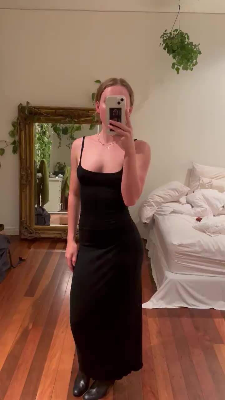 Do you like my black dress? : video clip