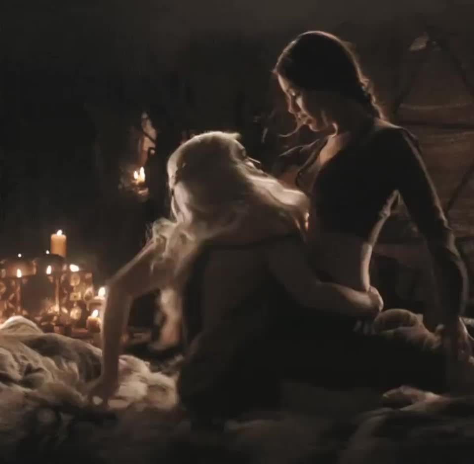 Emilia Clarke and Roxanne McKee in Game of Thrones : video clip