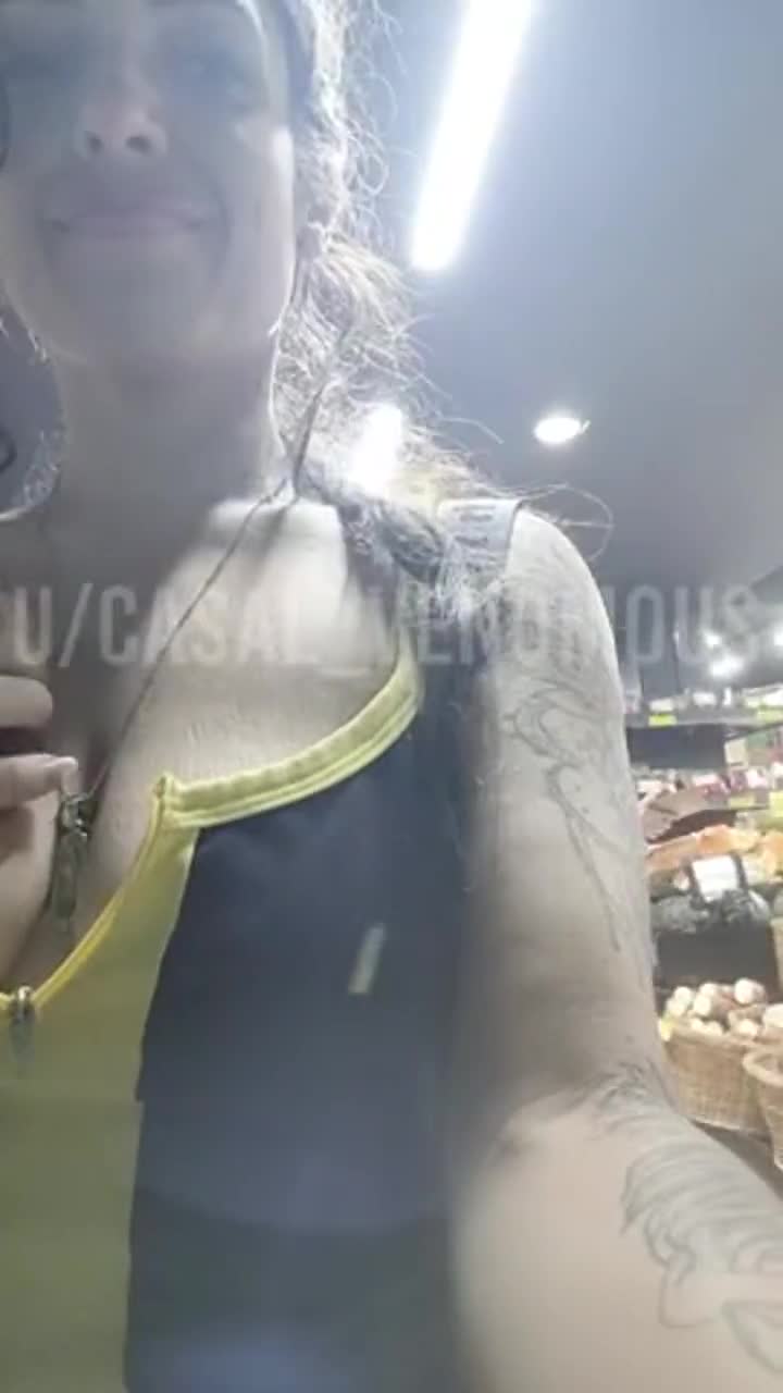 [GIF] Flashing at the grocery store : video clip