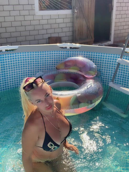 Do you want to swim with a MILF ? : video clip