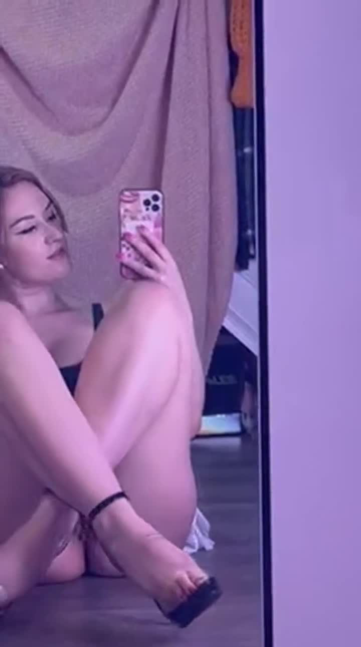 Eat my pussy and make my legs shake : video clip