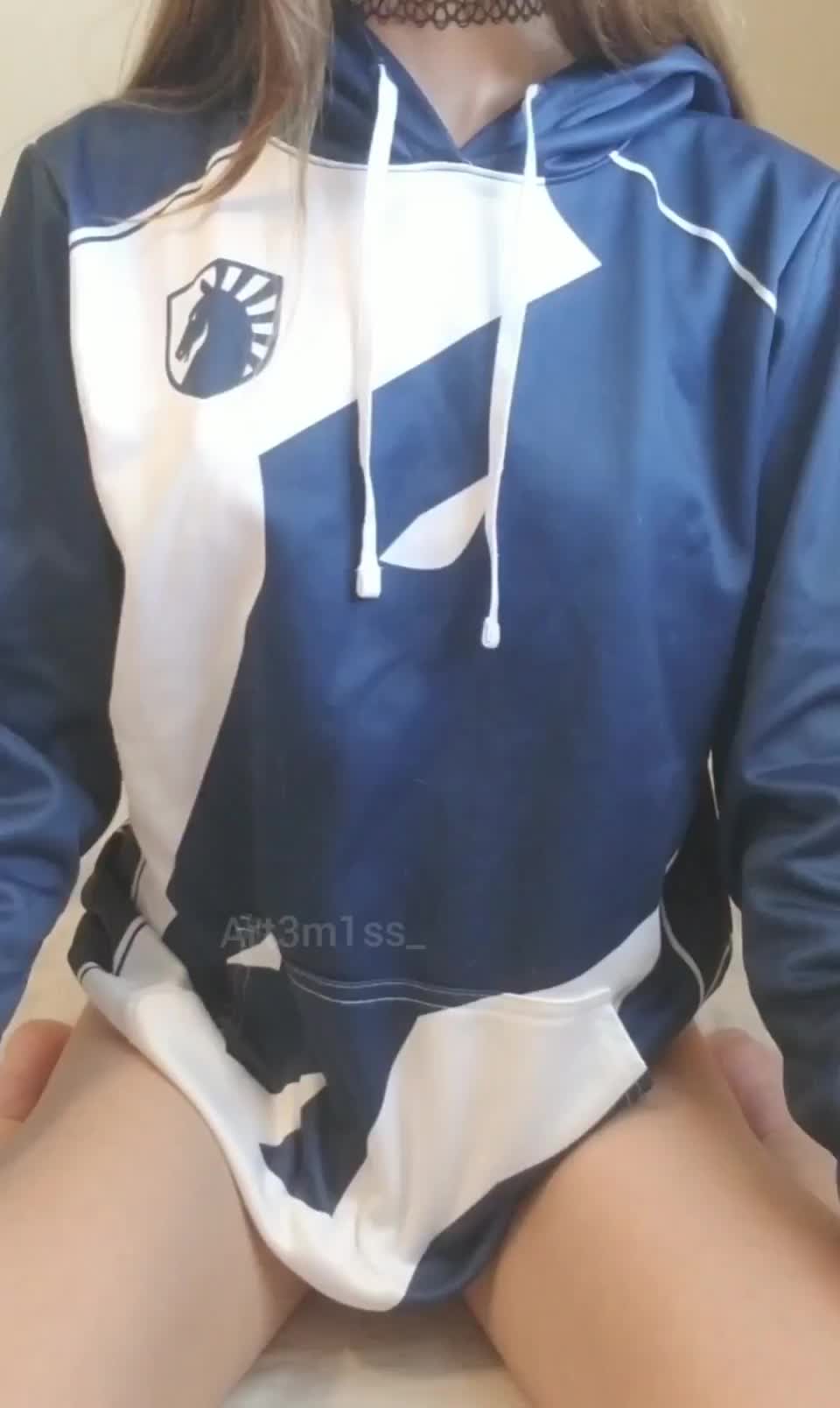 I love posting my pale body here : video clip