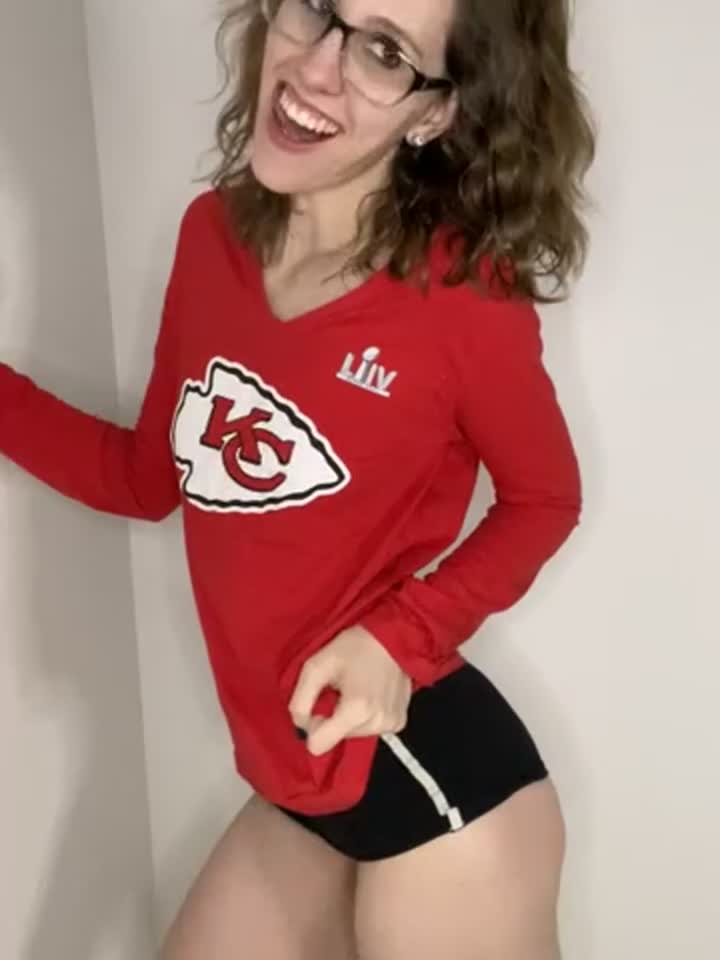 Let me show you how good I am with my tongue : video clip