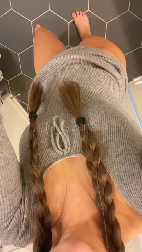 I always like to plug myself before going out : video clip