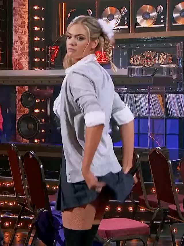 Kate Upton's big tits jiggling after she flashes her ass : video clip