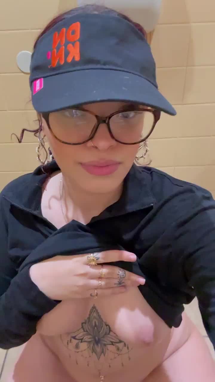 Goon over the idea of your friendly barista sucking your dick in the bathroom : video clip