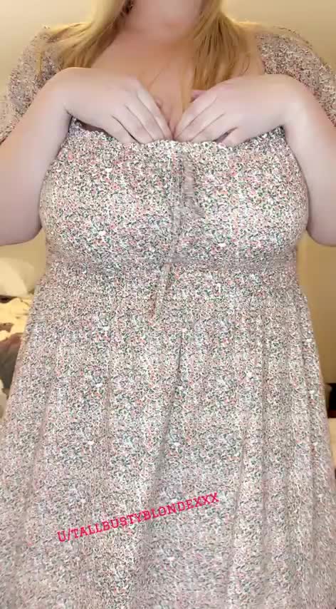 This 6’2 blonde is ready for all the fun in summer dresses : video clip