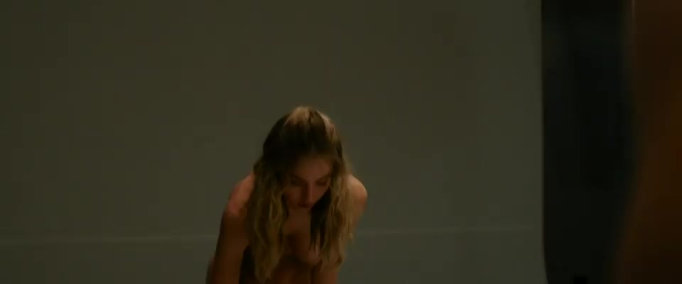 Sydney Sweeney Sex Scene in The Voyeurs : video clip