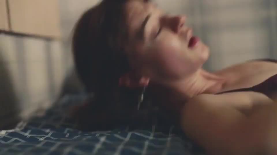 Daisy Edgar-Jones in 'Normal People' (2020) : video clip