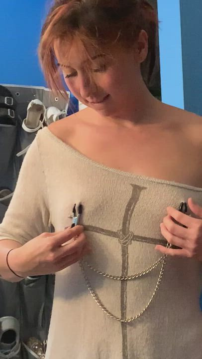 Cutie playing with her nipple clamps : video clip