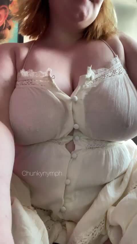 They’re bursting out of my dress : video clip