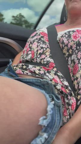 MILF Masturbating in convertible while on the road : video clip
