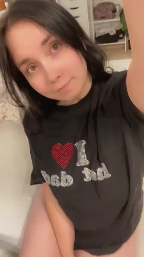 My tshirt says „I love hot dads” and does dads love me? : video clip