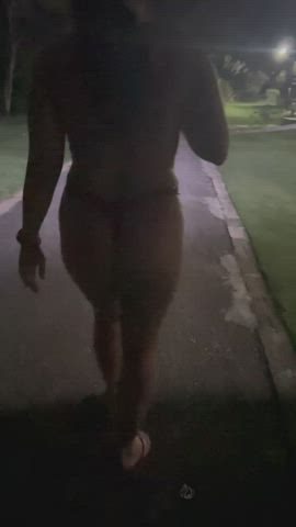 [GIF] Taking a topless stroll through the resort : video clip
