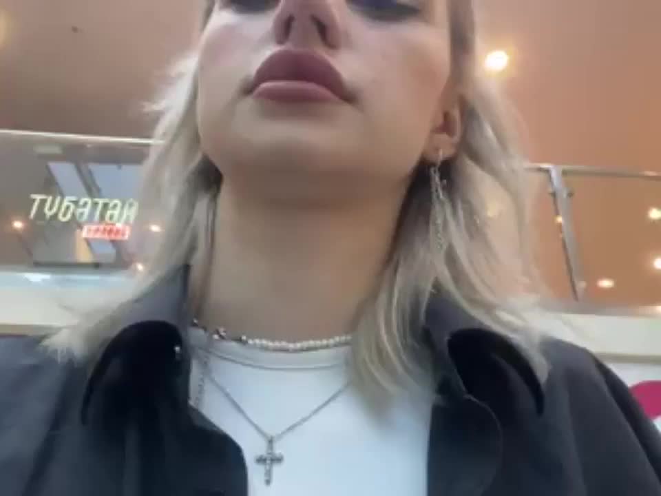 Getting orgasm in a mall : video clip