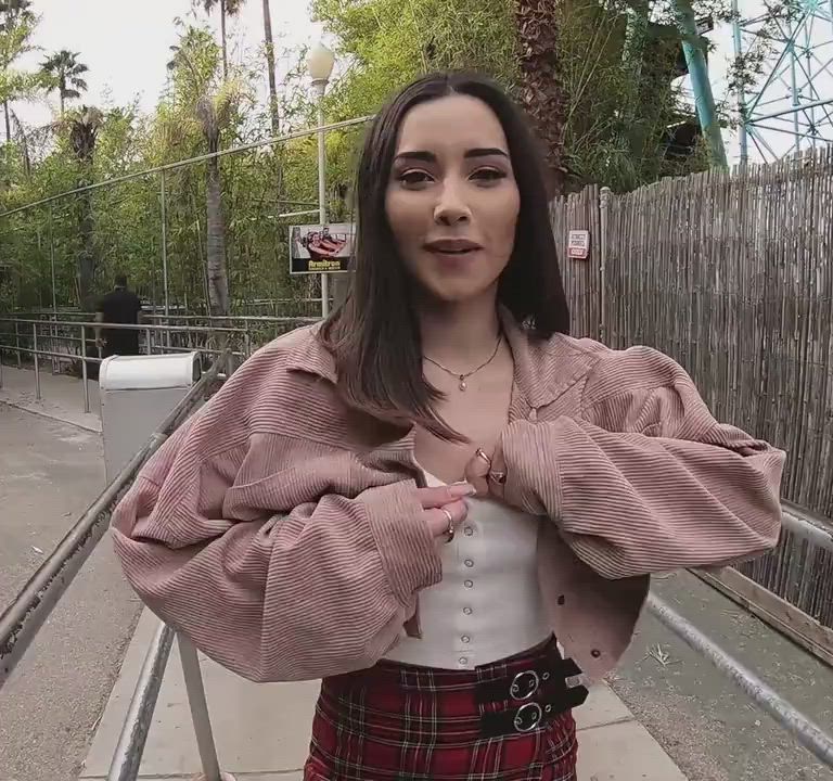 Aria Lee Tiny Titty Flash : video clip