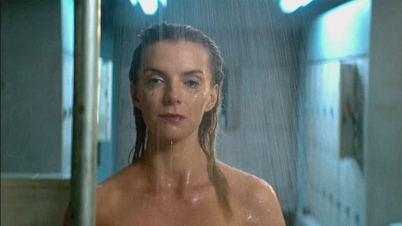 Time for a hot shower fuck with Betty Gilpin : video clip