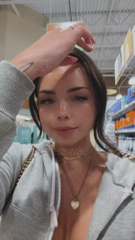West coast girl’s first time in a Publix! [GIF] : video clip