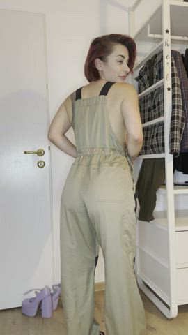 pull down my overall my 18yr old bubble butt is waiting for ur hands : video clip