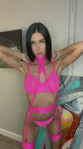 Skinny bimbo in pink 🍓 : video clip