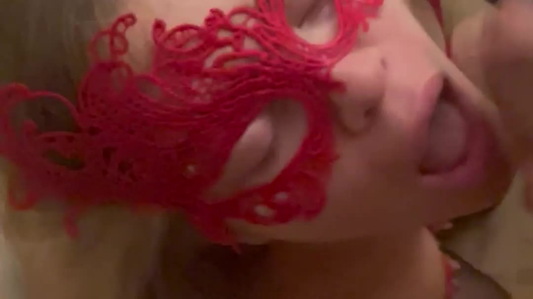 Big load on her pretty mask : video clip