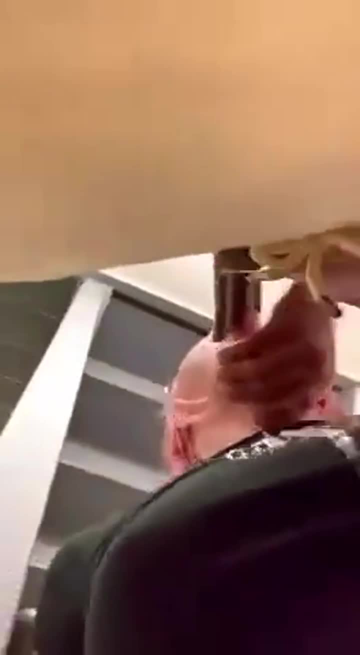 Sucking his cock on the stairwells : video clip