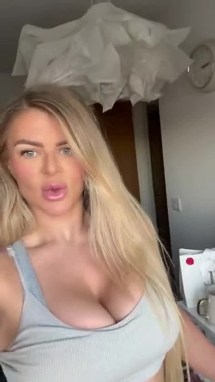 Anyone who’s in need of a blonde fuckdoll ?😏❤️ : video clip